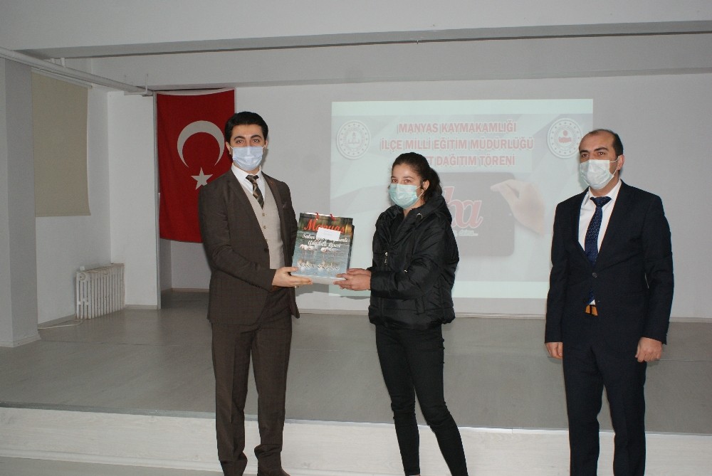 20 öğrenciye internet donanımlı tablet dağıtımı yapıldı