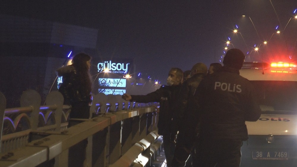 22 yaşındaki genç kızı atlamak istediği üst geçitten polis ekipleri indirdi