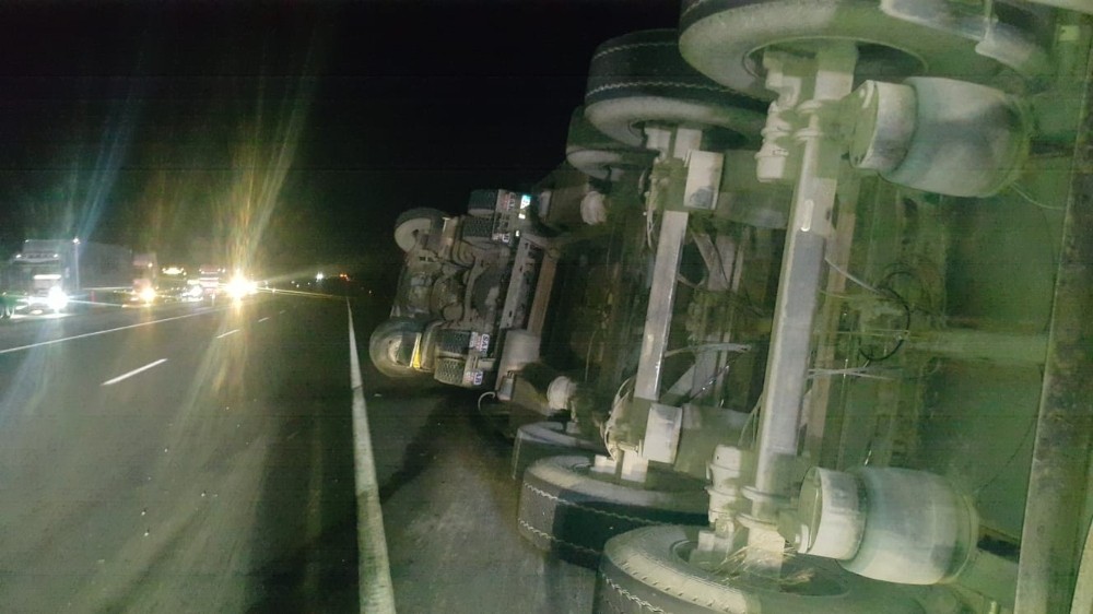 Afyonkarahisar’da aşırı rüzgar nedeniyle 6 araç devrildi