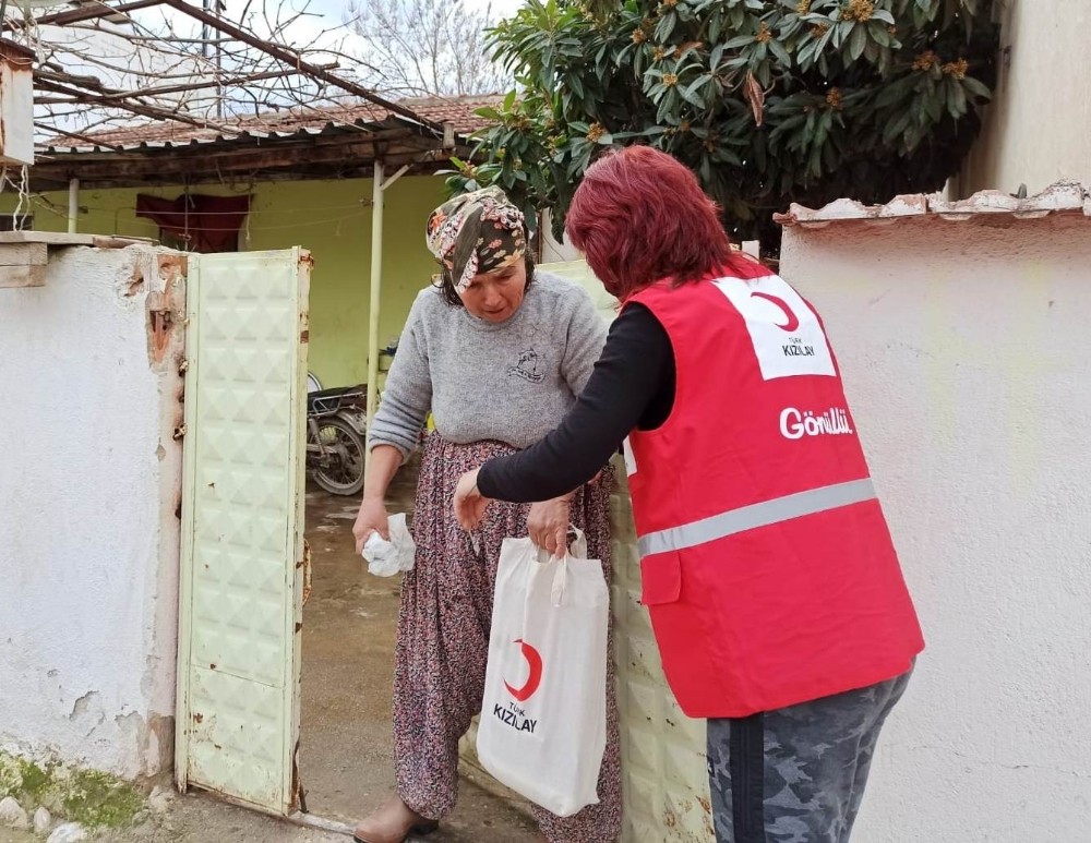 Alaşehir’de Kızılay’dan ihtiyaç sahiplerine yardım malzemesi