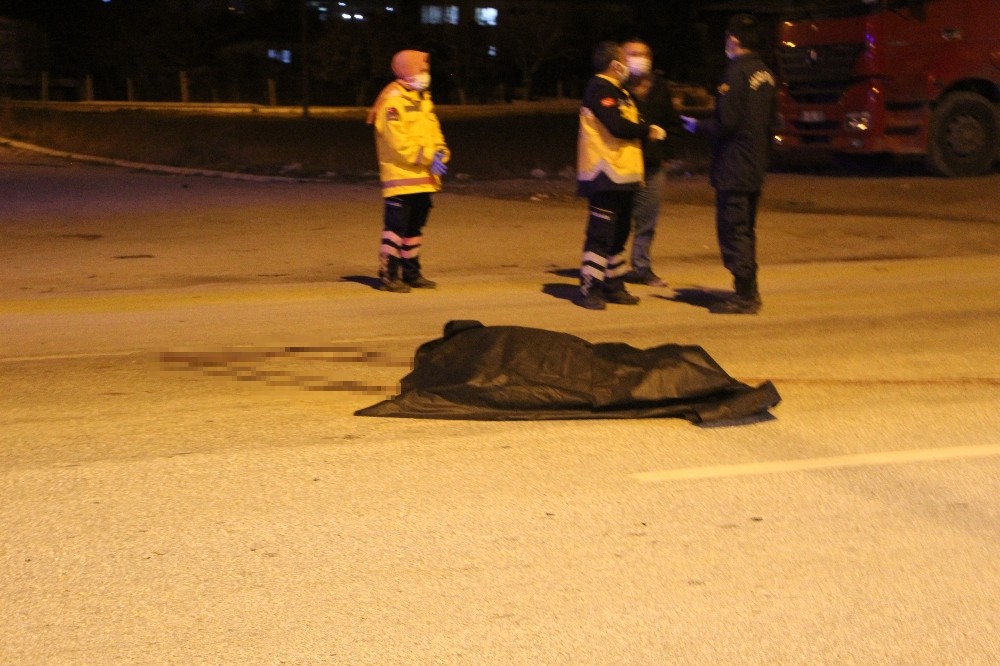 Alkollü sürücü mola yerine gitmek isteyen kamyoncuyu ezdi