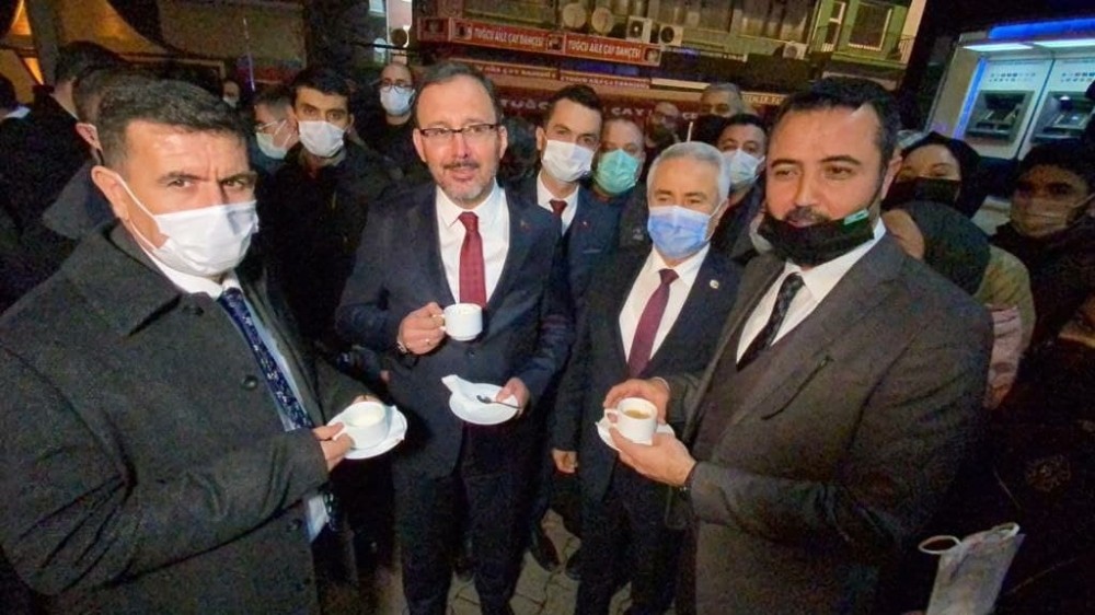 Bakan Kasapoğlu’ndan Bucak’a yarı olimpik yüzme havuzu müjdesi