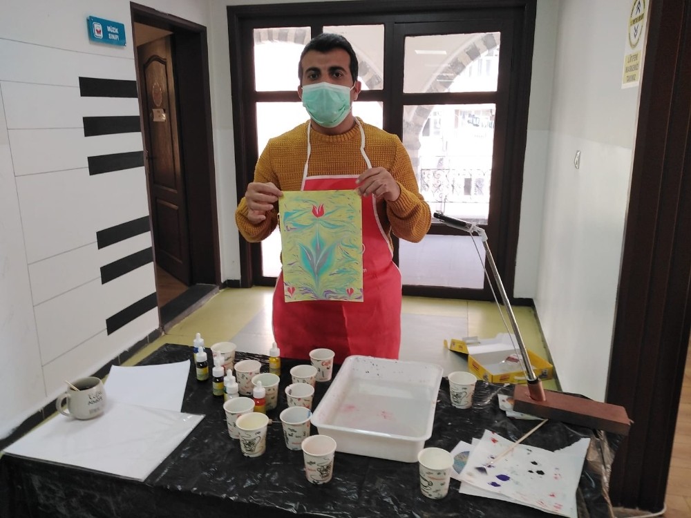 Bilgi Evi öğrencilerinden ebru sanatına yoğun ilgi
