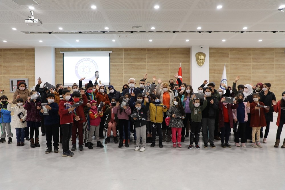 Büyükşehir’den öğrencilere karne hediyesi ‘Tablet’