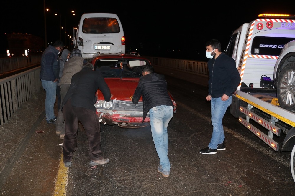 Buzlanan köprüde 7 araç birbirine girdi