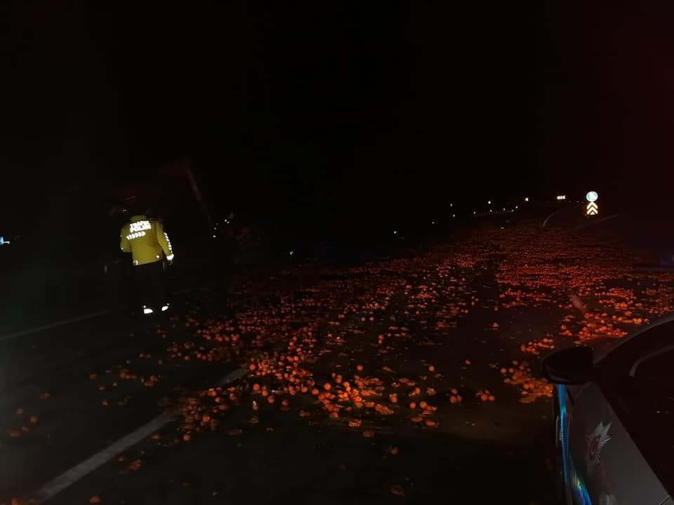Çanakkale’de meyve yüklü kamyon yan yattı, ortalık savaş alanına döndü