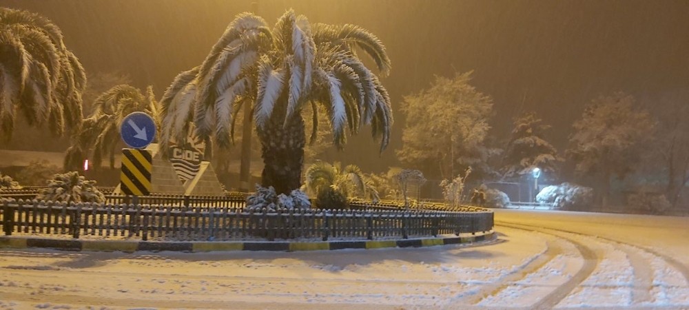 Cide beklenen kar yağışı ile beyaza büründü