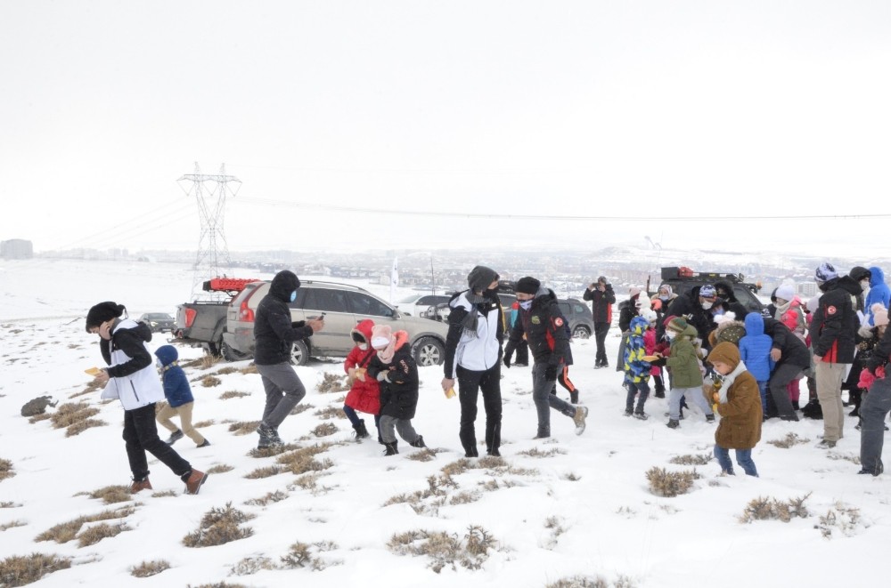 Çocuklar hem lastik rafting yaptı hem de yaban hayvanlarına yem bıraktı
