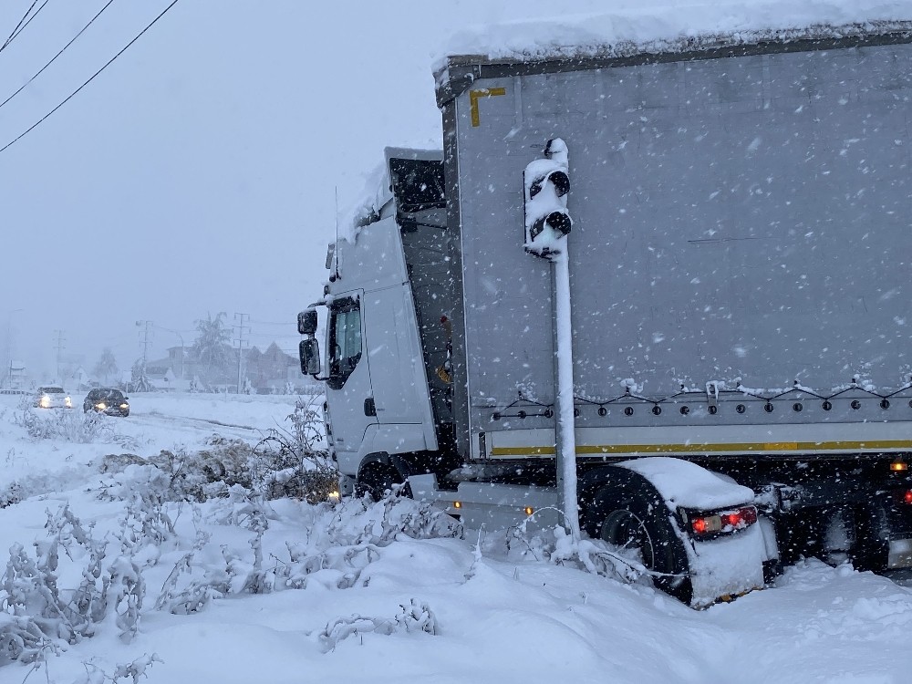 Düzce’de D-100 Karayolunda tır makasladı
