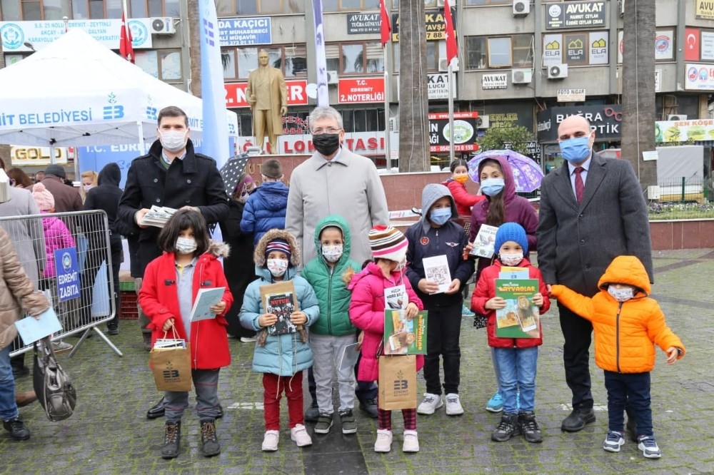 Edremit Belediyesi’nden çocuklara karne hediyesi 15 bin kitap