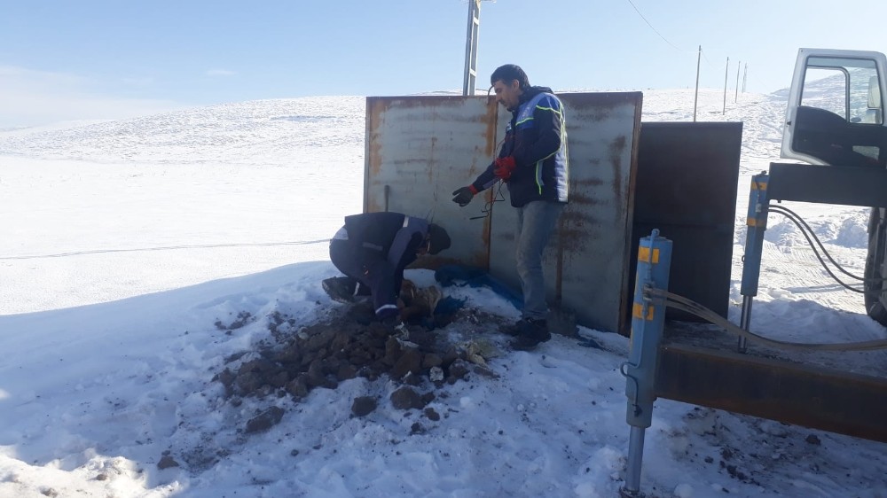 Eksi 30 derecede donan su borusunu onarmak için seferber oldular