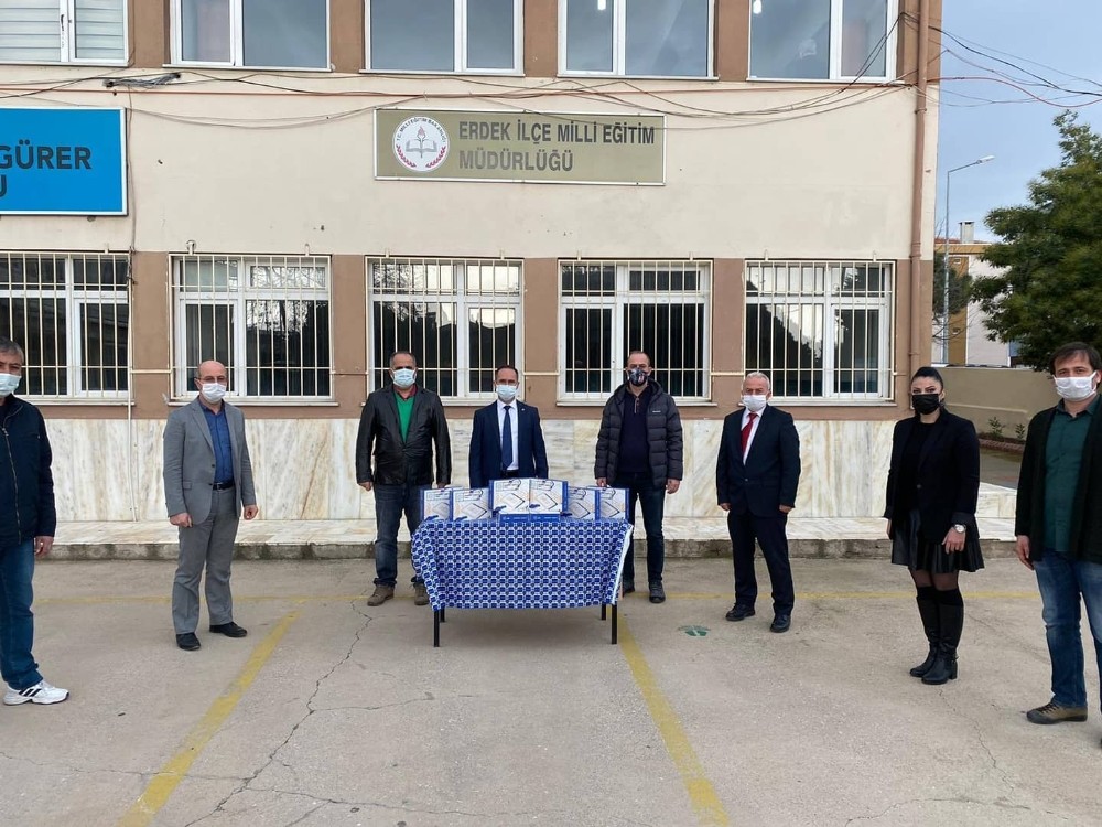 Erdek’te tablet bilgisayar dağıtımı sürüyor