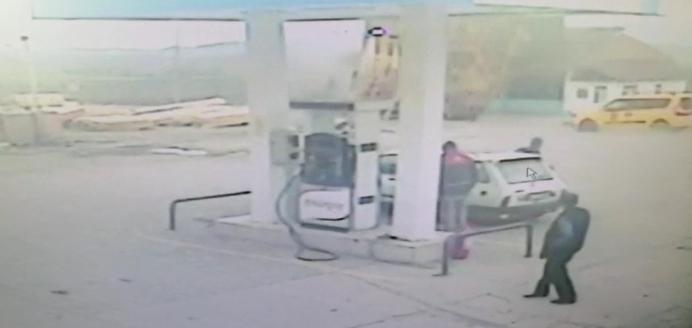 Fırtınanın çatıyı uçurduğu anlar güvenlik kamerasına yansıdı