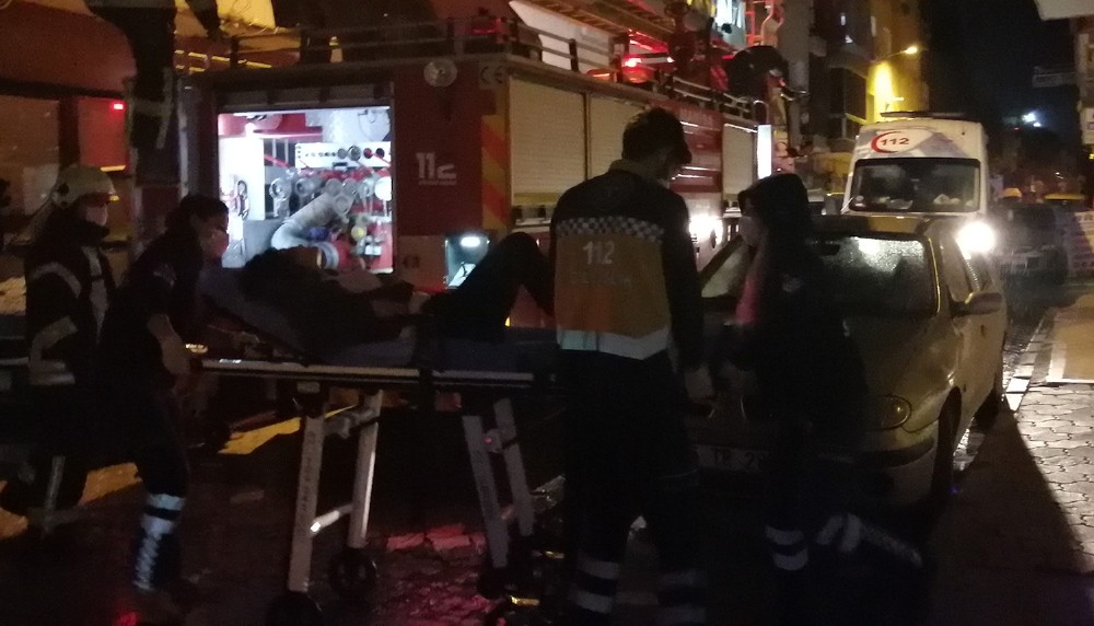 Genç kadın 4. kattan 3’üncü katın balkonuna düştü