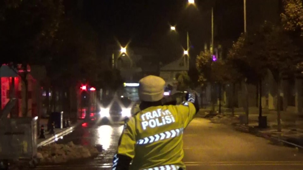 Geri manevra yaparak kaçmaya çalışan ehliyetsiz sürücü polise yakalandı