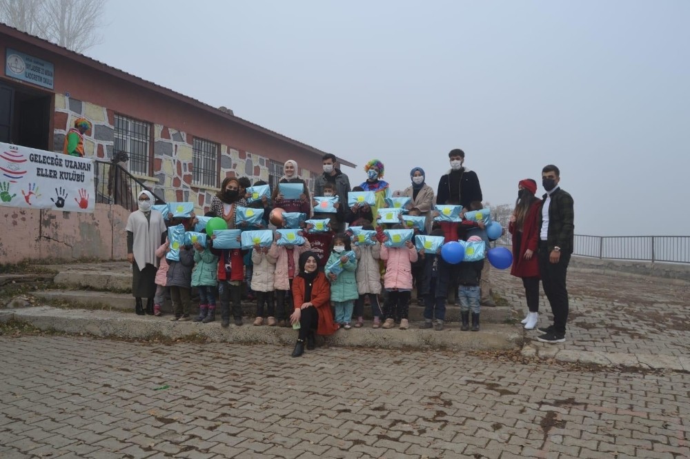 Hayırsever vatandaştan köy okuluna kütüphane