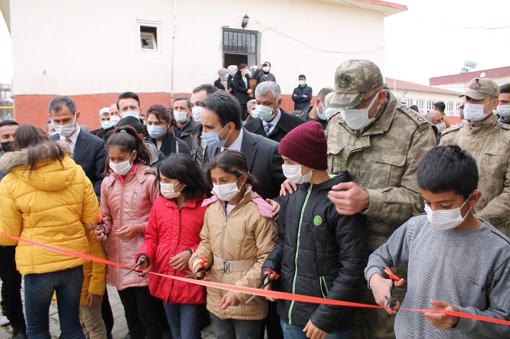 Hercai dizisi ekibinden köy okulunda kurulan kütüphaneye destek