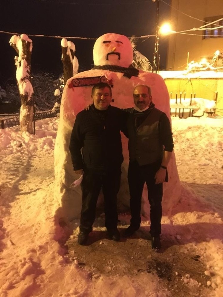 Hırsını kardan adamdan aldı, yere düşmekten son anda kurtuldu