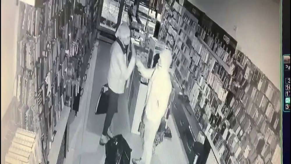 Hırsızlar güle oynaya telefon çaldılar