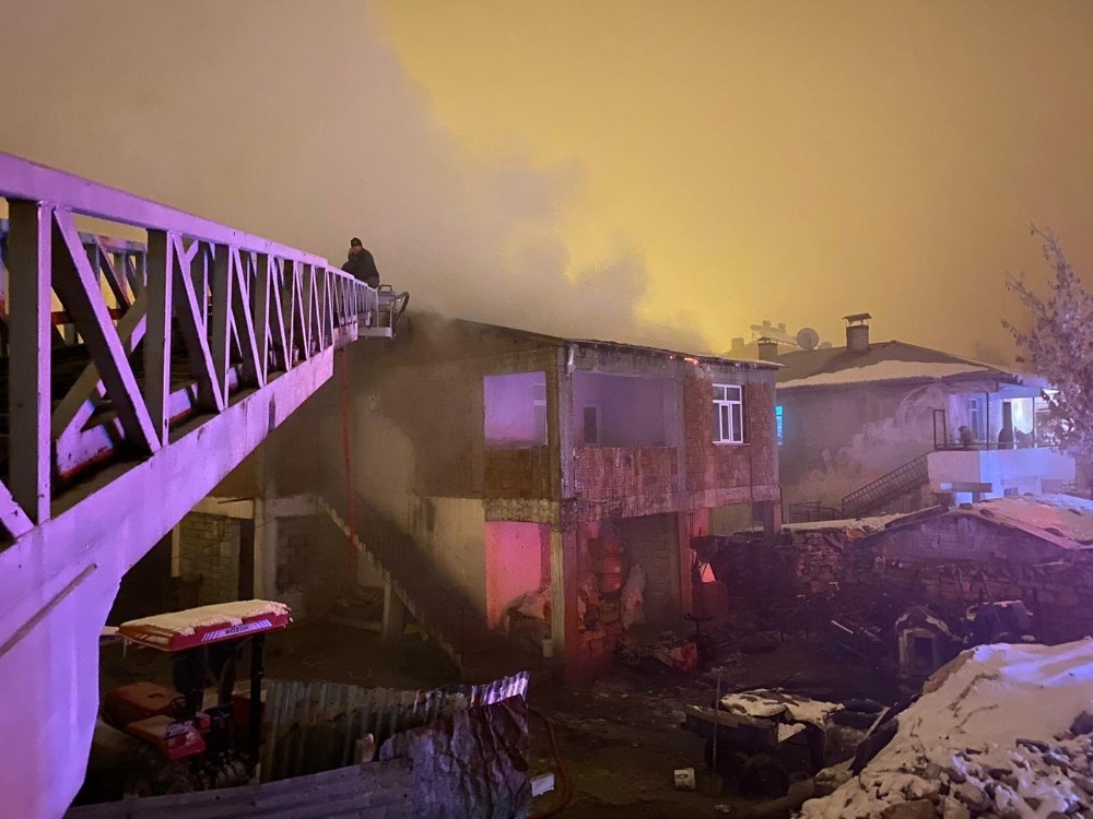 Horasan’da çatı yangını korkuttu