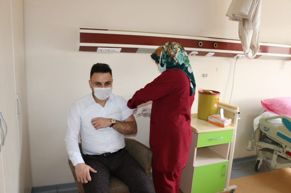 İlk Korona aşısını Başhekim Karasu vuruldu