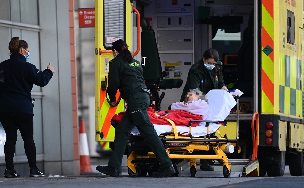 İngiltere’de Covid-19’a bağlı can kaybı 100 bine yaklaştı