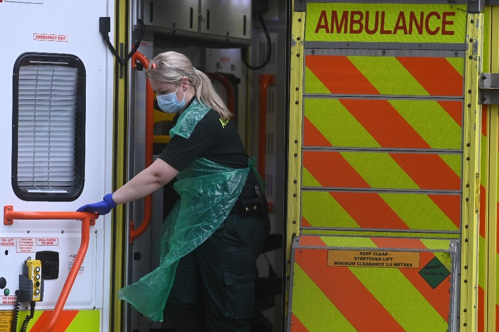 İngiltere’de Covid-19’a bağlı can kaybı 100 bini aştı