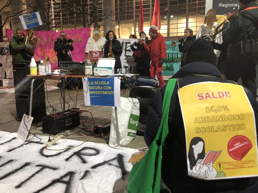 İtalya’da öğrenciler uzaktan eğitim kararını protesto etti