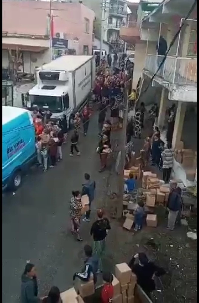 İzmir Büyükşehir Belediyesi’nden erzak dağıtımında oluşan izdiham görüntülerine dair açıklama