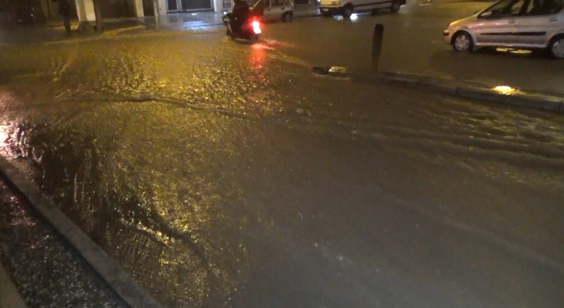 İzmir’de sağanak yağış nedeniyle caddeler göle döndü