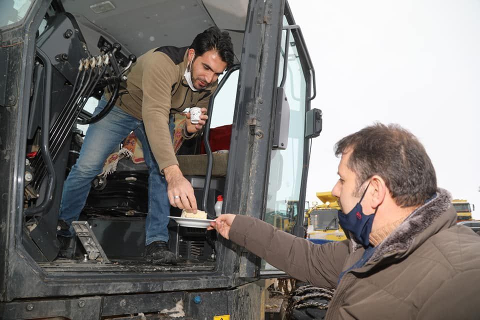 Karla mücadelenin kahramanlarına, Validen çay ve helva ikramı