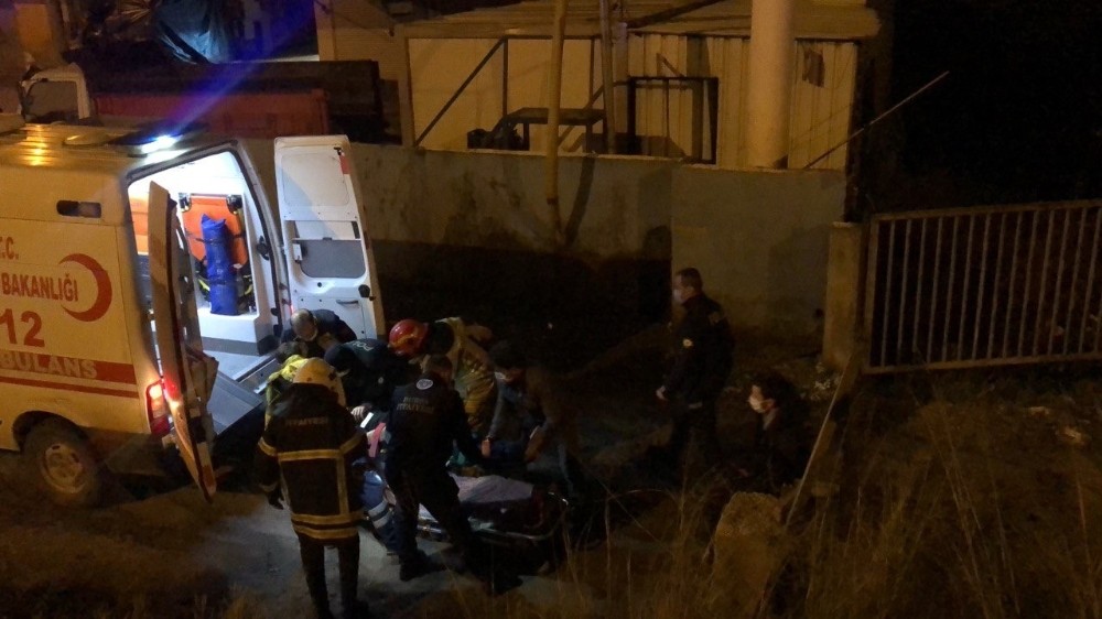 Karşı şeride geçmek isteyen tır şarampole uçtu: 1 yaralı