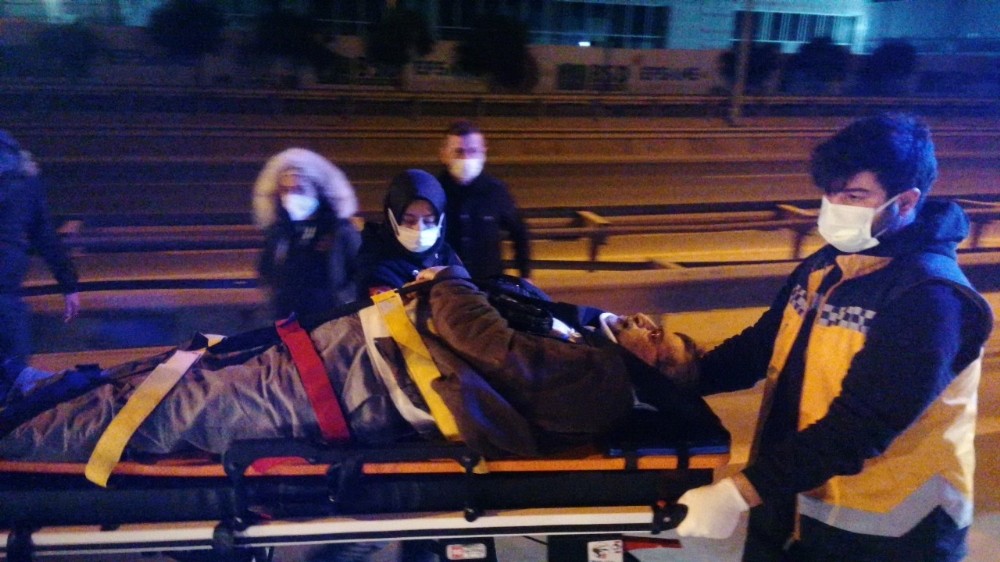 Kaza yapan otomobilde sıkışan yaralıyı itfaiye kurtardı