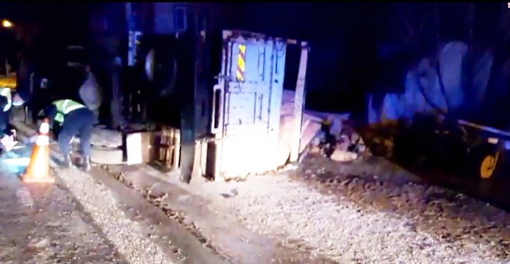 Kereste yüklü kamyon devrildi, tonlarca kereste araziye savruldu