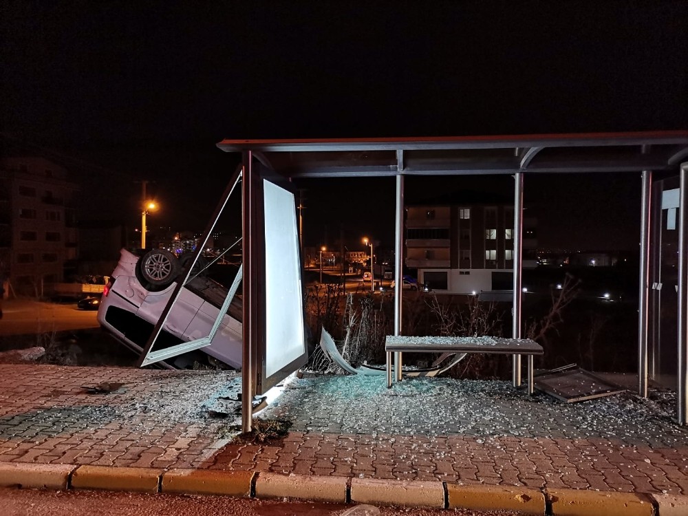 Kısıtlamada boş yolda kafa kafaya çarpıştılar: 1 yaralı