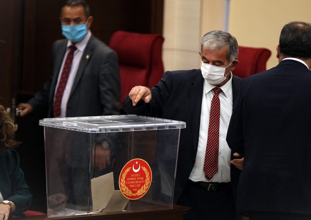 KKTC’nin yeni Meclis Başkanı Önder Sennaroğlu oldu