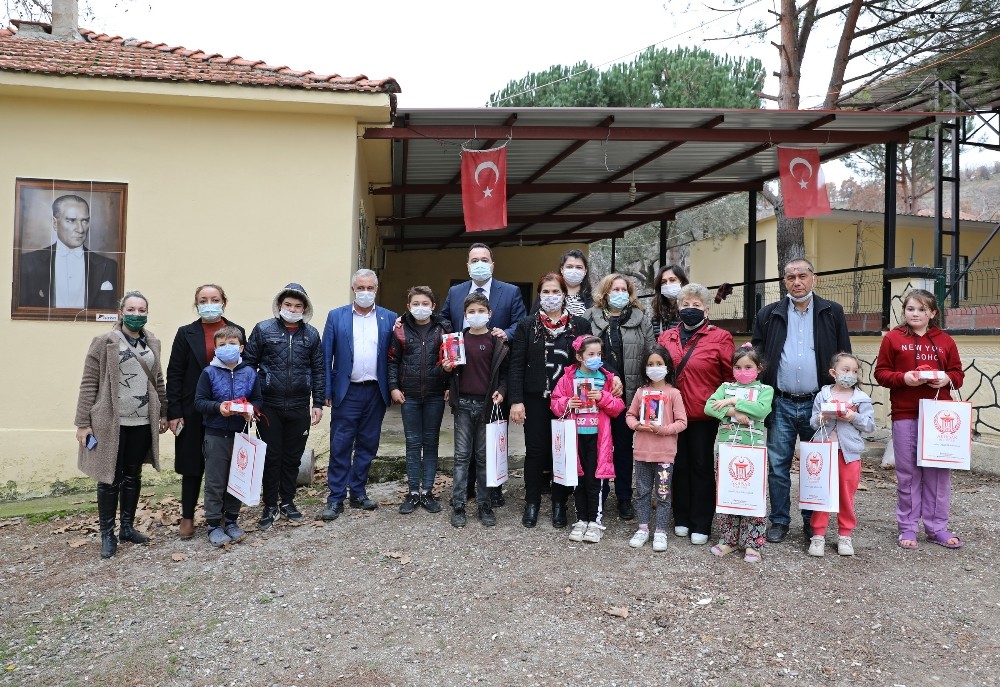 Köydeki çocukların yüzü, yeni tabletlerle güldü