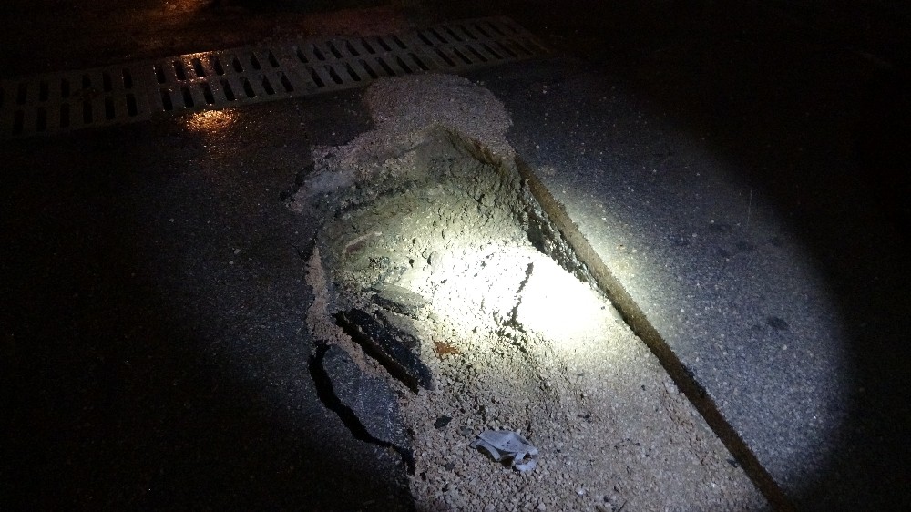 Kozan’da sağanak nedeniyle istinat duvarı ve yol çöktü