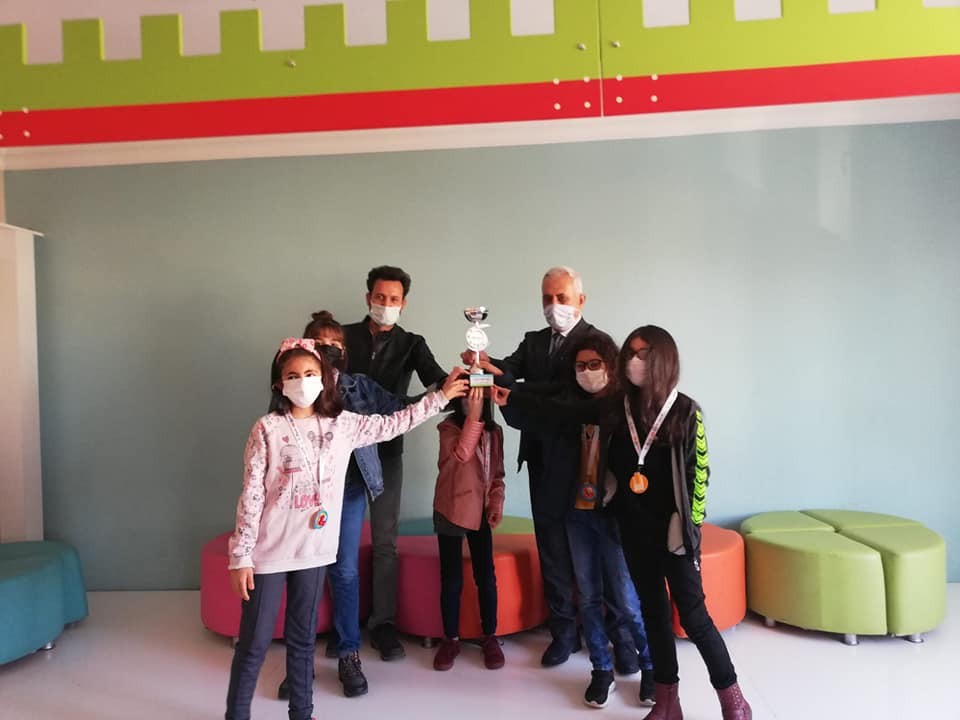 Kozan’lı minik bilim kahramanları ilçenin gururu oldular