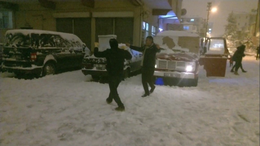 Kütahya’da kar keyfi şölene dönüştü