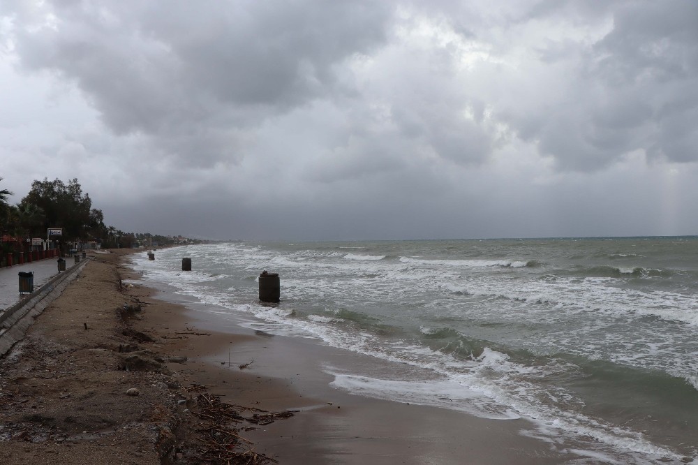 Kuvvetli fırtına Kuşadası’nda günlük yaşamı etkiliyor