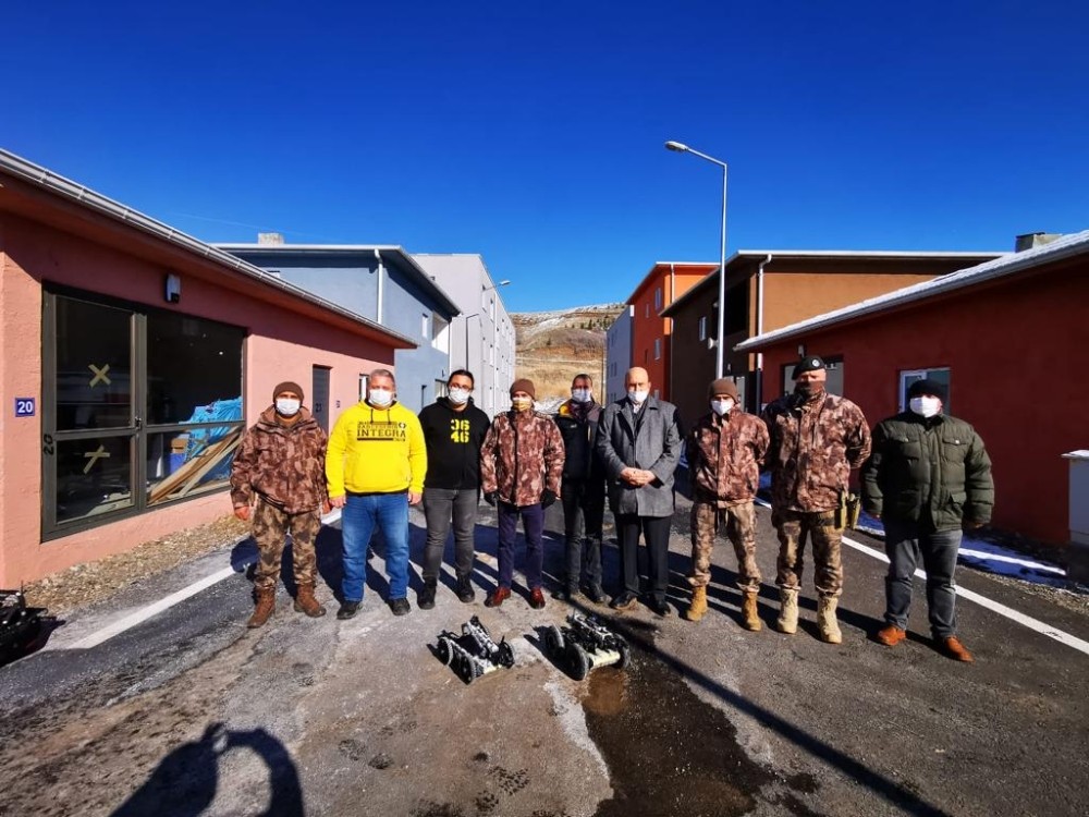 Lise öğrencileri güvenlik robotu tasarladı