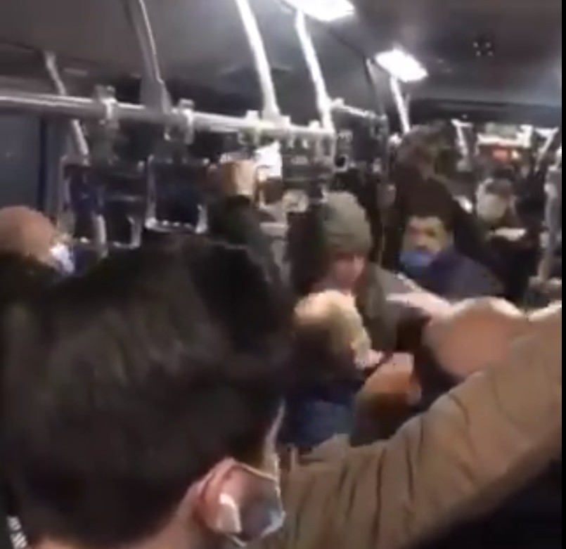 Metrobüste tekmeli yumruklu kavga kamerada