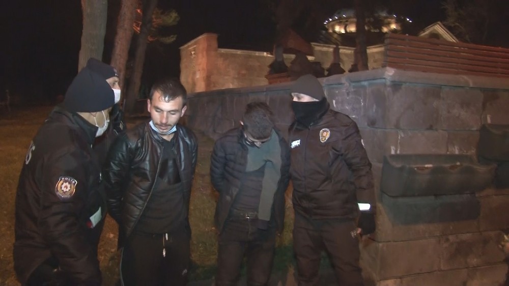 Mezarlıkta tüfekle havaya ateş açan 2 kişi yakalandı