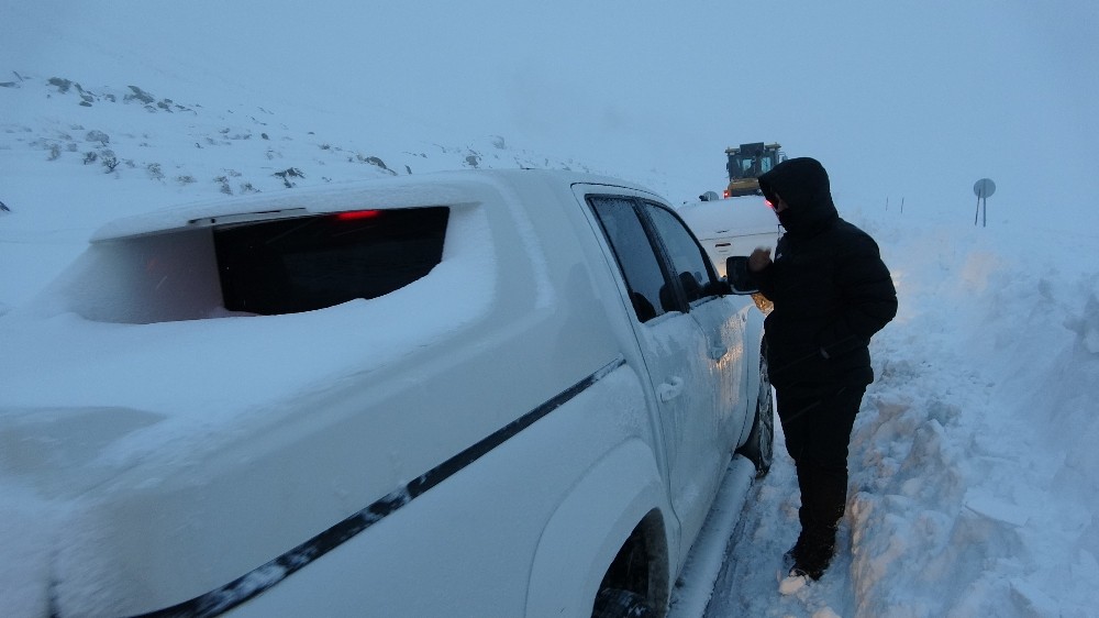 Muş-Kulp karayolunda mahsur kalan araçlar için ekipler seferber oldu