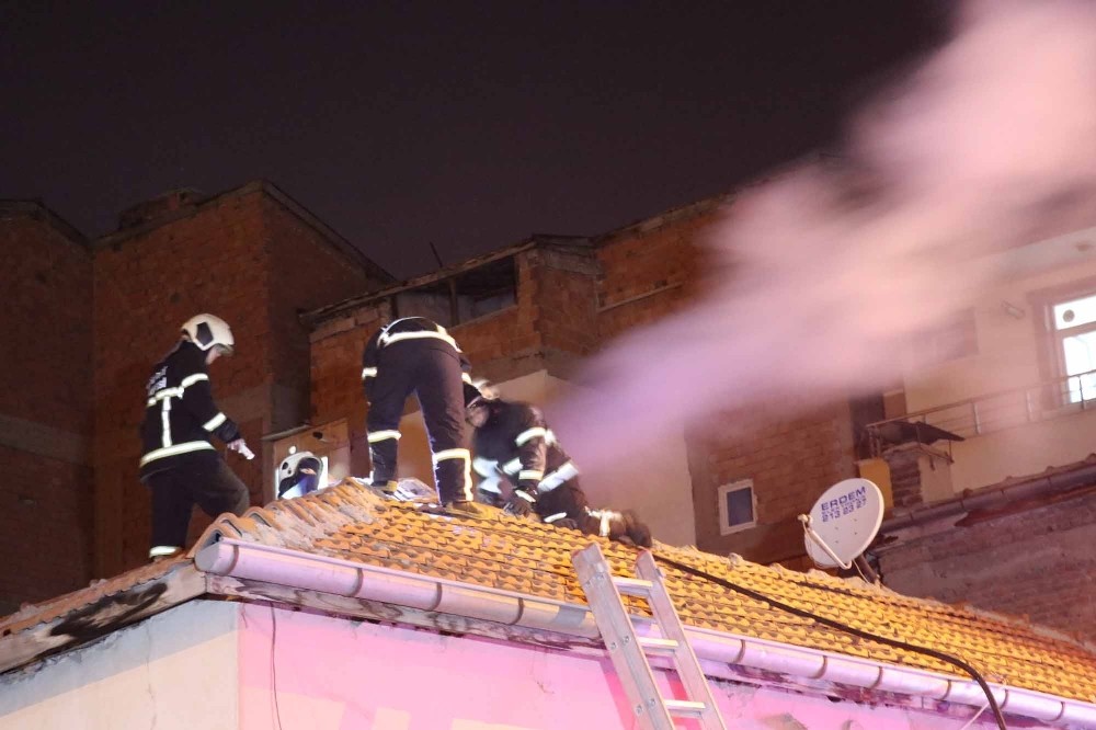Müstakil evdeki baca yangını paniğe neden oldu