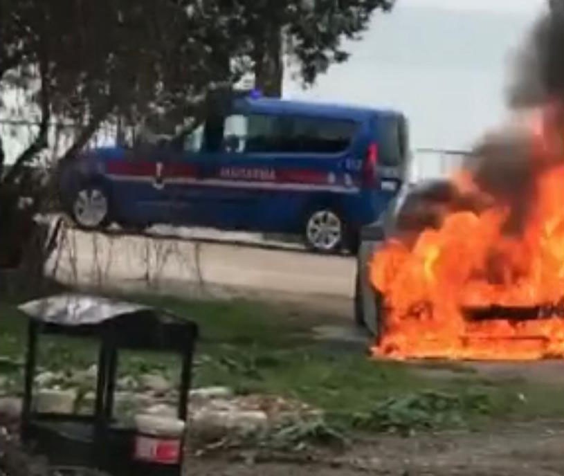 Park halindeki lüks otomobil alev alev yandı