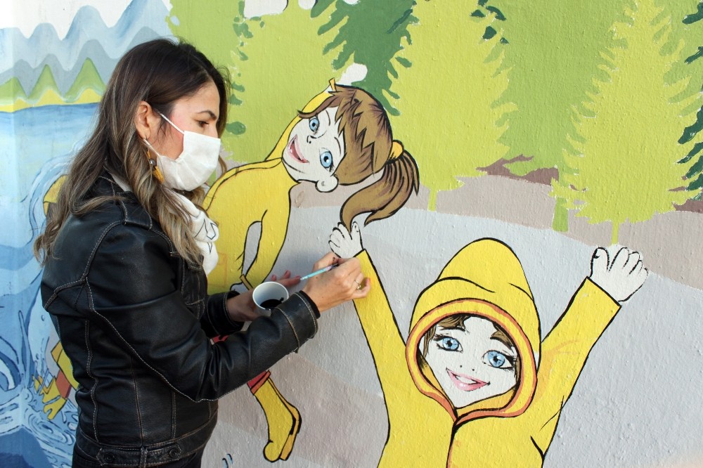 Şengül öğretmen çocuklar için duvarları renklendiriyor