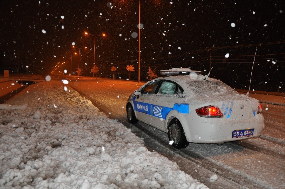 Sivas-Kayseri karayolunda 8 araç mahsur kaldı