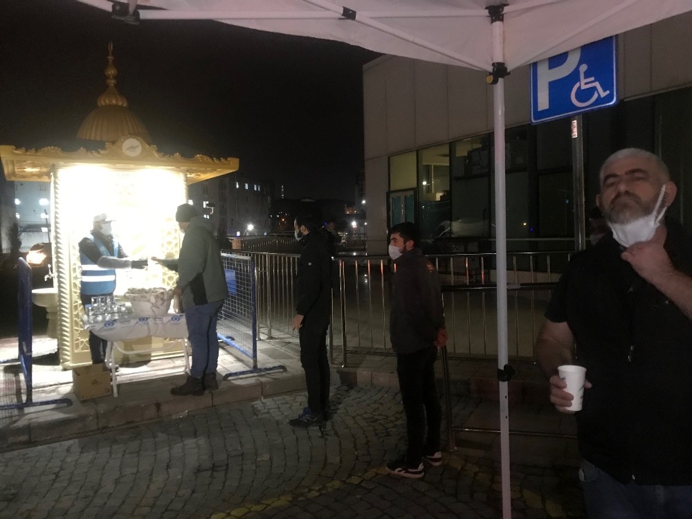 Sultangazi Belediyesi’nden sağlık çalışanlarına sıcak çorba ikramı